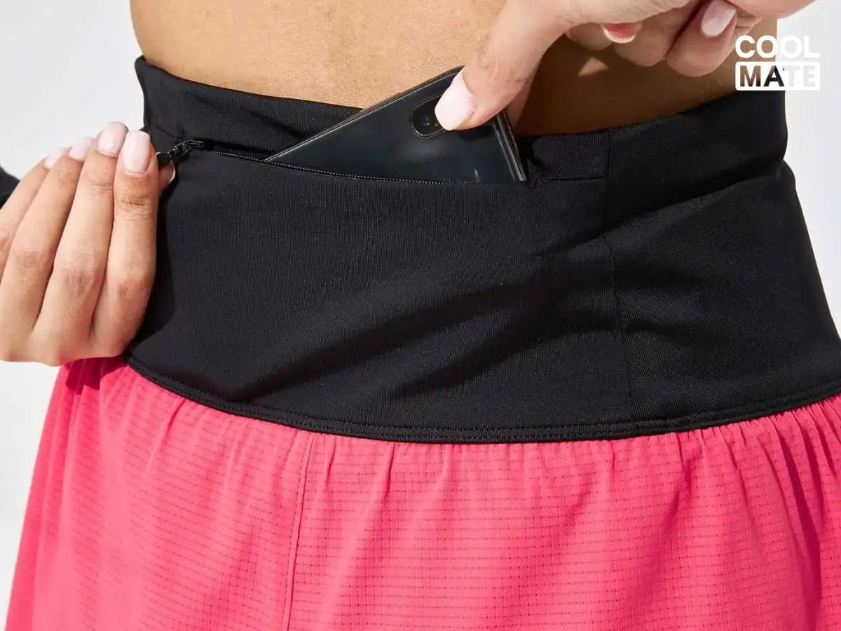 Race Shorts với túi zip phía sau và chi tiết phản quang giúp bảo vệ vật dụng và tăng cường an toàn khi chạy vào buổi tối