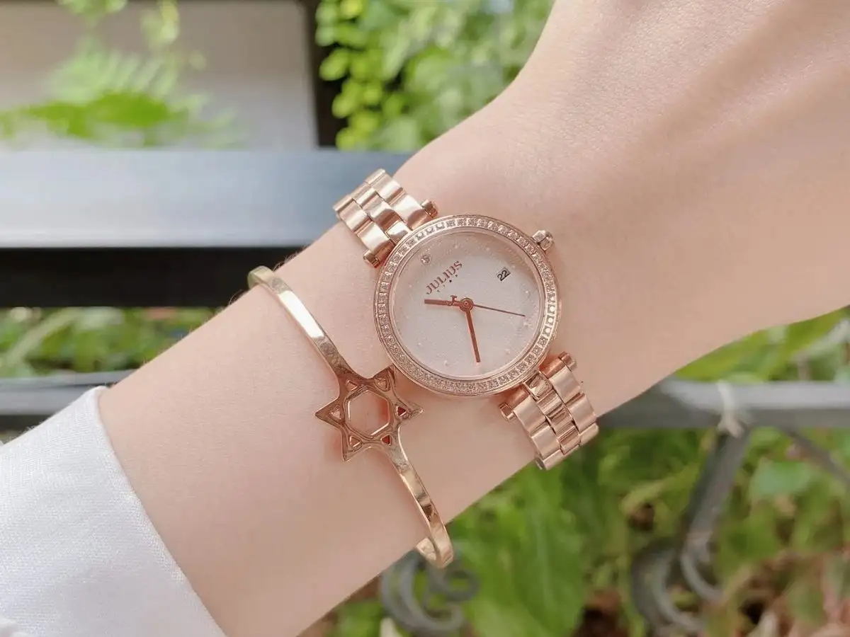 Phụ kiện đi kèm đóng vai trò quan trọng giúp hoàn thiện và nâng tầm tổng thể trang phục khi tham dự đám cưới