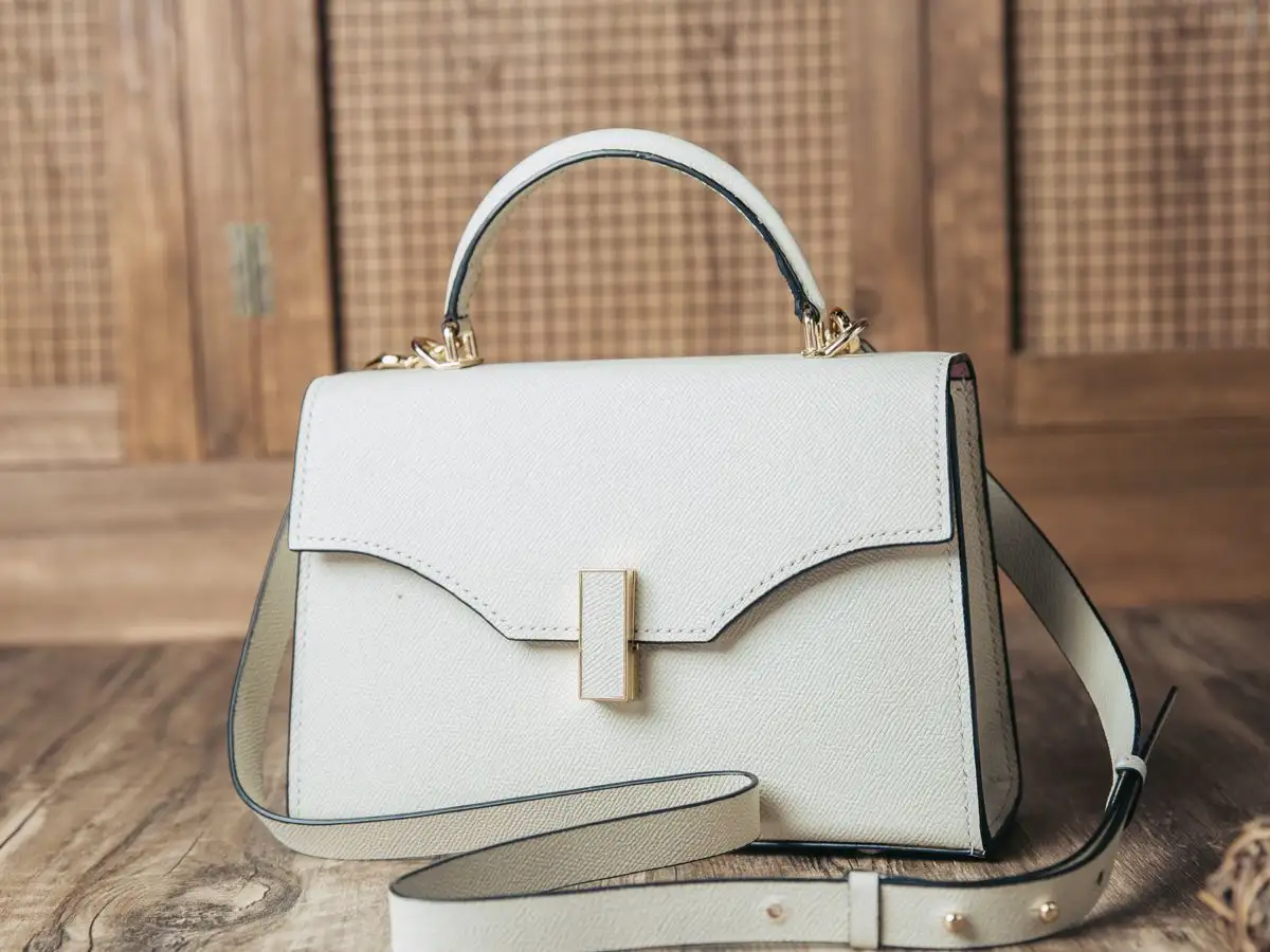 Túi xách cho nữ nên là những thiết kế nhỏ gọn như túi đeo chéo hoặc clutch cầm tay, đơn sắc và hài hòa với bộ đồ
