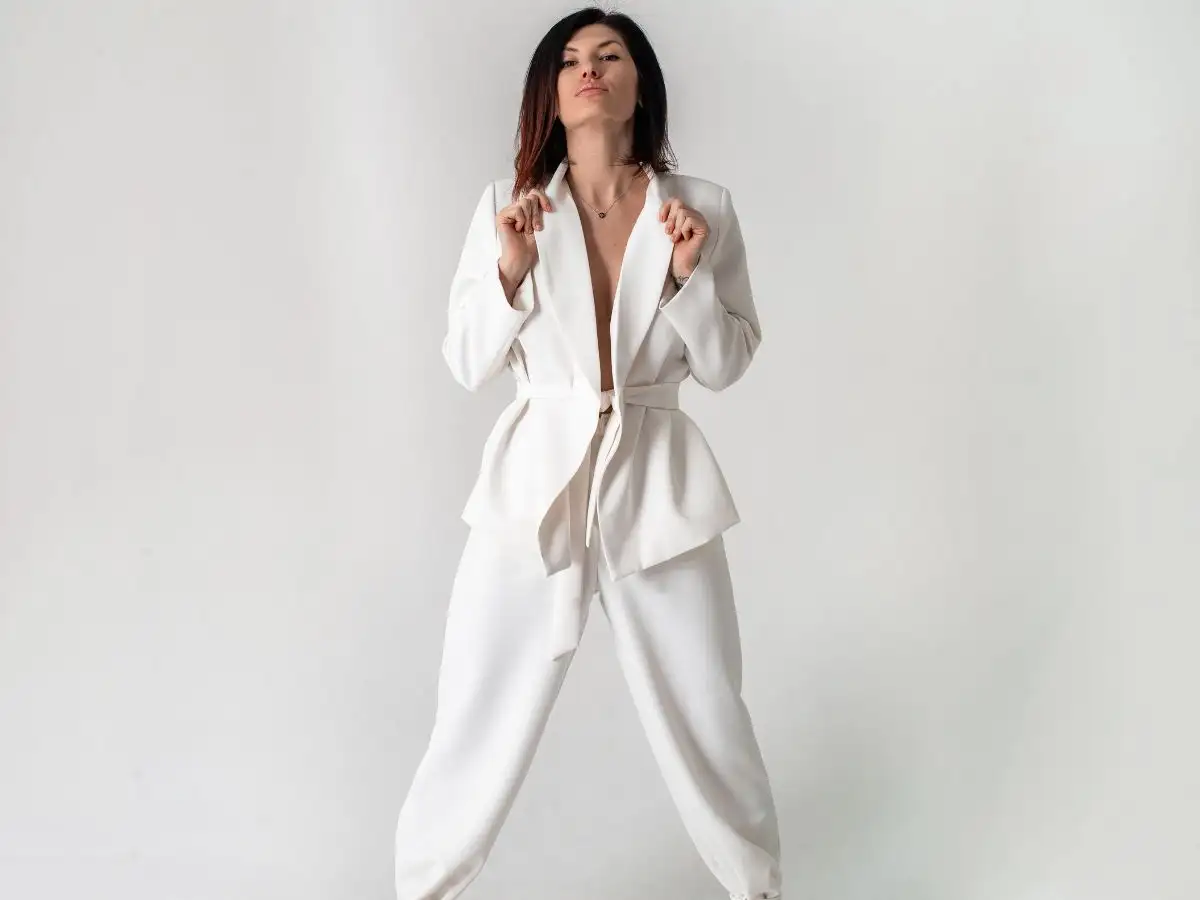 Comple peplum cách điệu ở phần tà hơi xòe