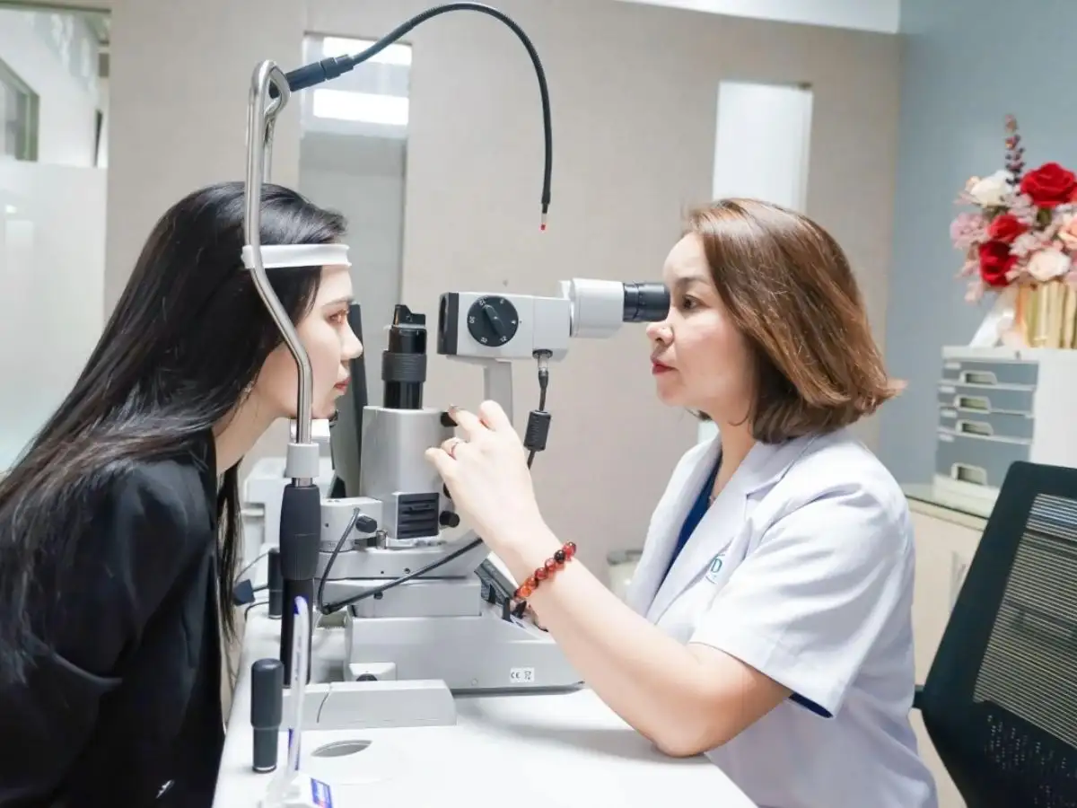 Bạn cần đi khám bác sĩ nhãn khoa ngay nếu mắt có dấu hiệu bất thường khi đeo kính 