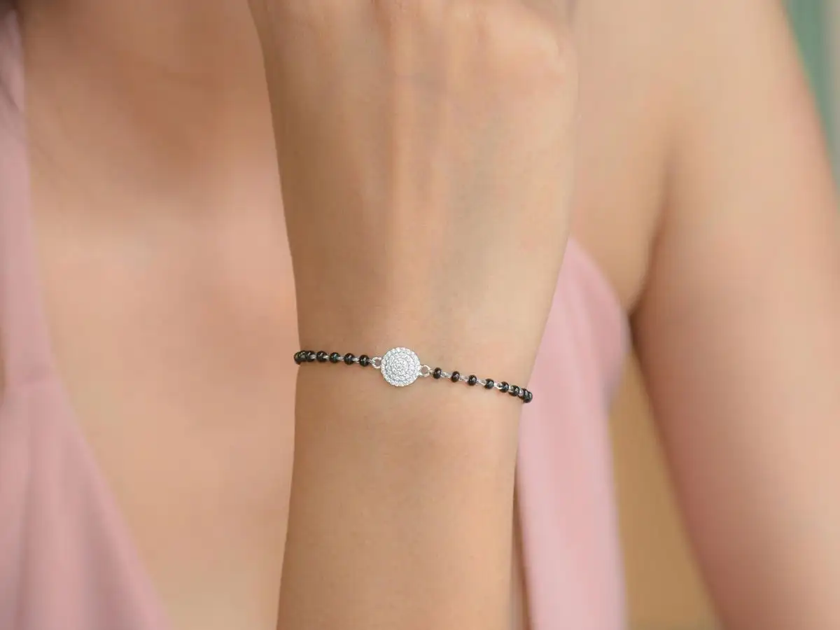 Xem màu mạch máu ở cổ tay hoặc sự phù hợp màu trang sức để xác định tông da