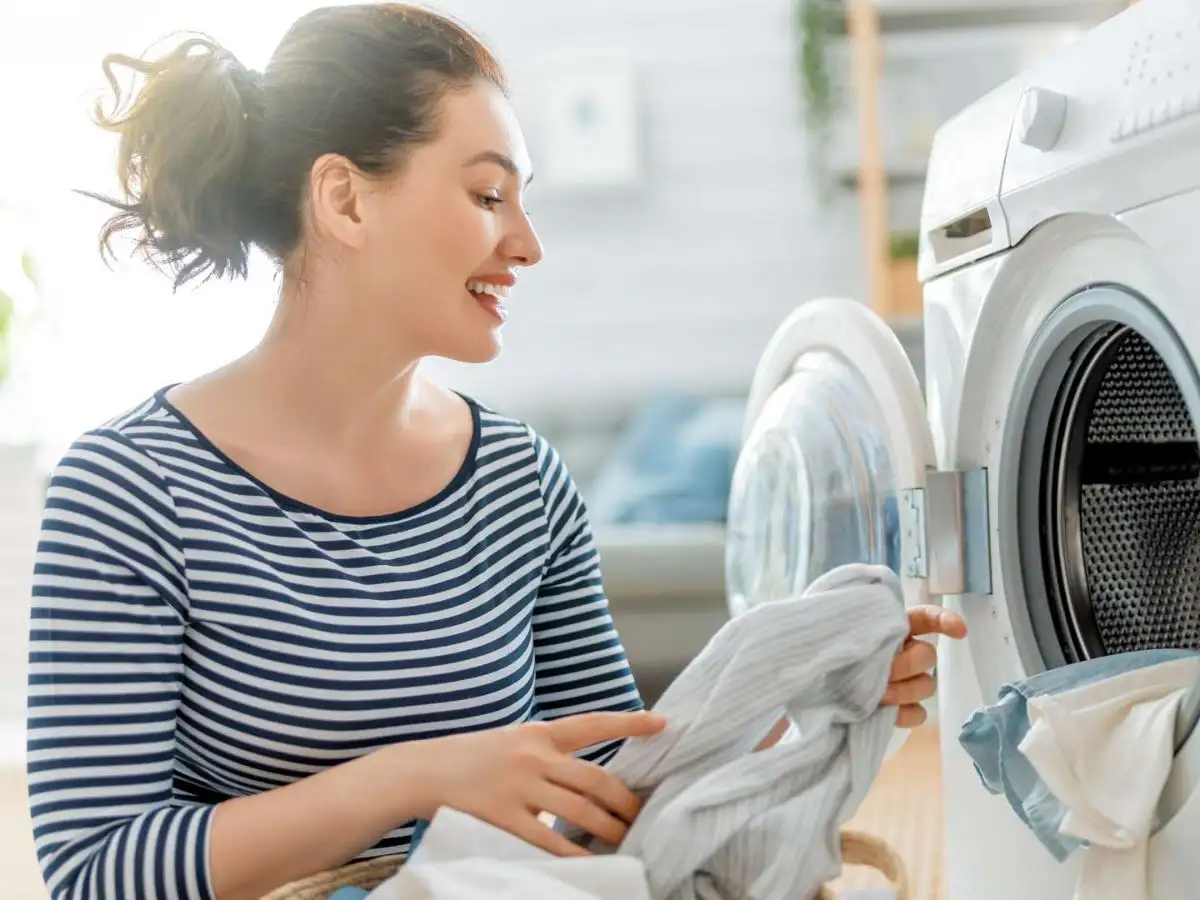 Trước khi sấy, bạn cần đọc kỹ nhãn mác quần áo