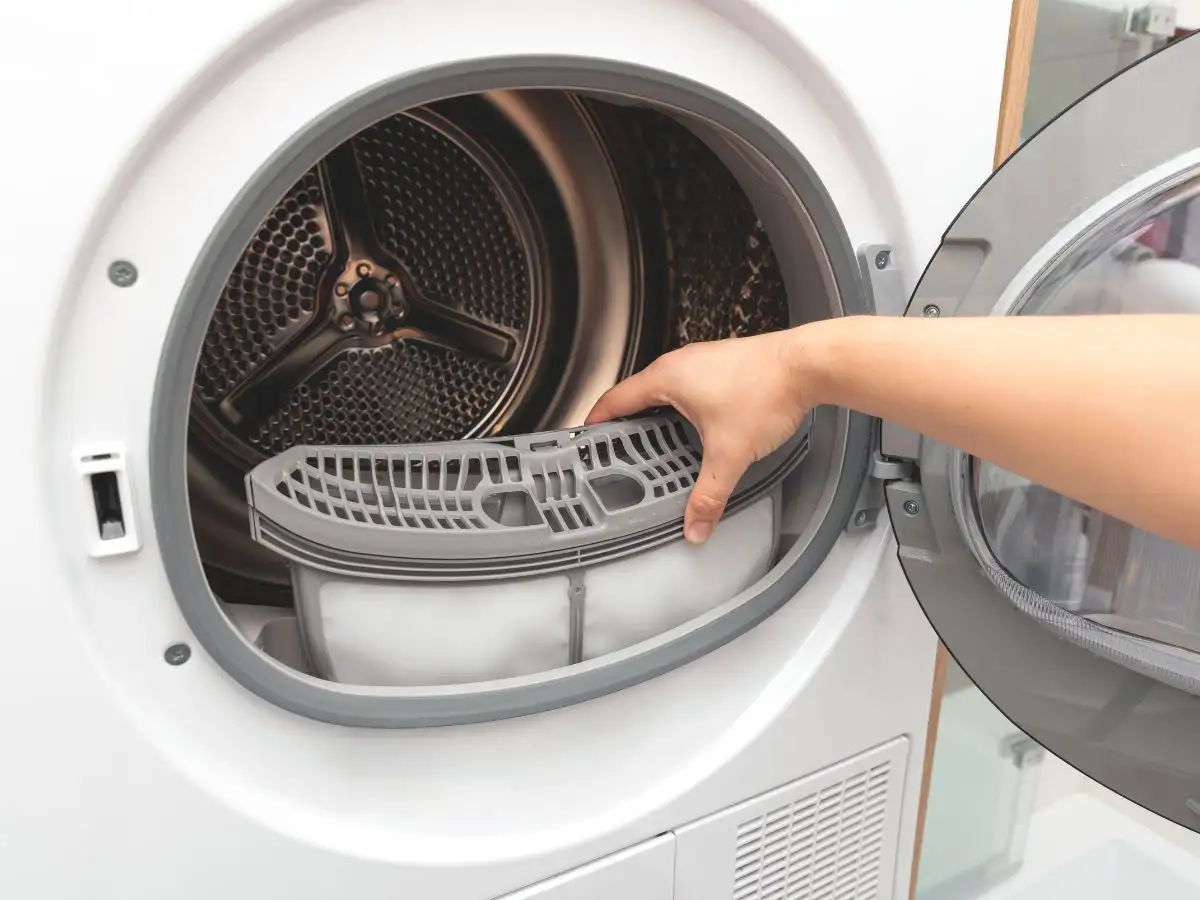 Bên cạnh đó, cũng cần vệ sinh định kỳ các bộ phận của máy
