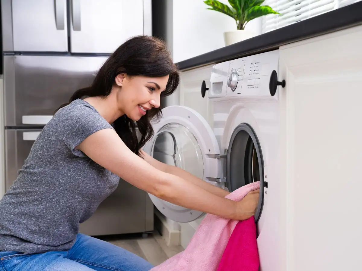 Máy sấy bơm nhiệt là lựa chọn tối ưu để giữ gìn form dáng, màu sắc và độ bền của quần áo