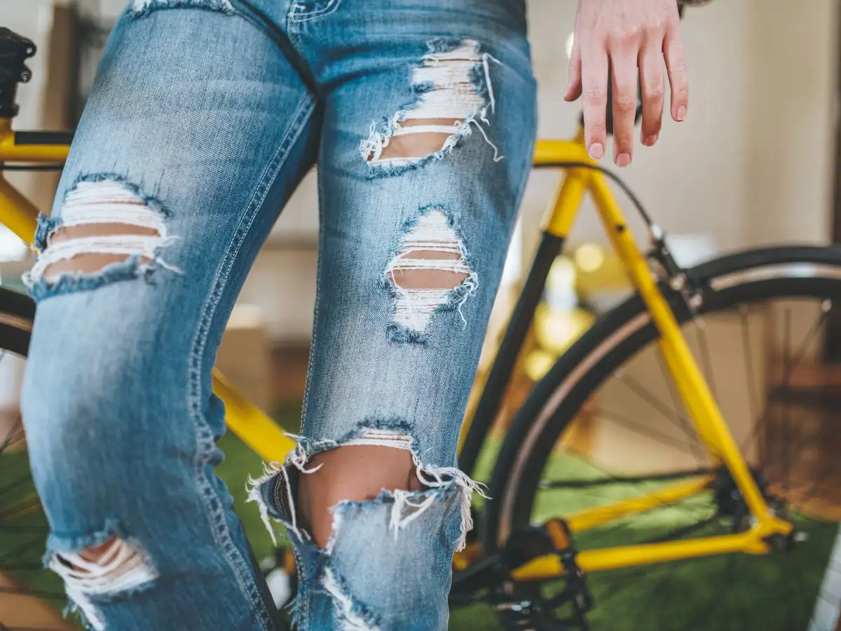 Đi đám cưới nên tránh xa jean rách bạn nhé