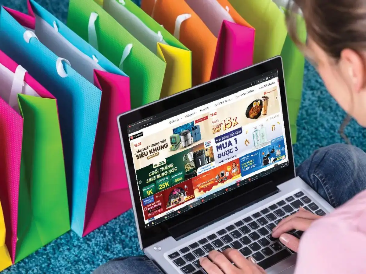 Nếu không tiện đến cửa hàng trực tiếp, mua giày online là một lựa chọn tuyệt vời