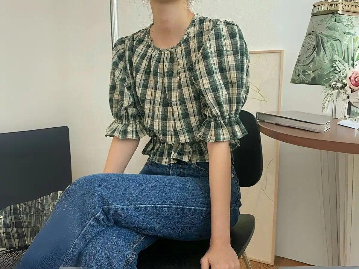 Croptop cách điệu với bèo nhún và họa tiết kẻ caro