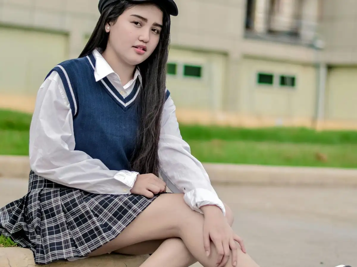 Khi đi học nên ưu tiên những outfit an toàn, thoải mái