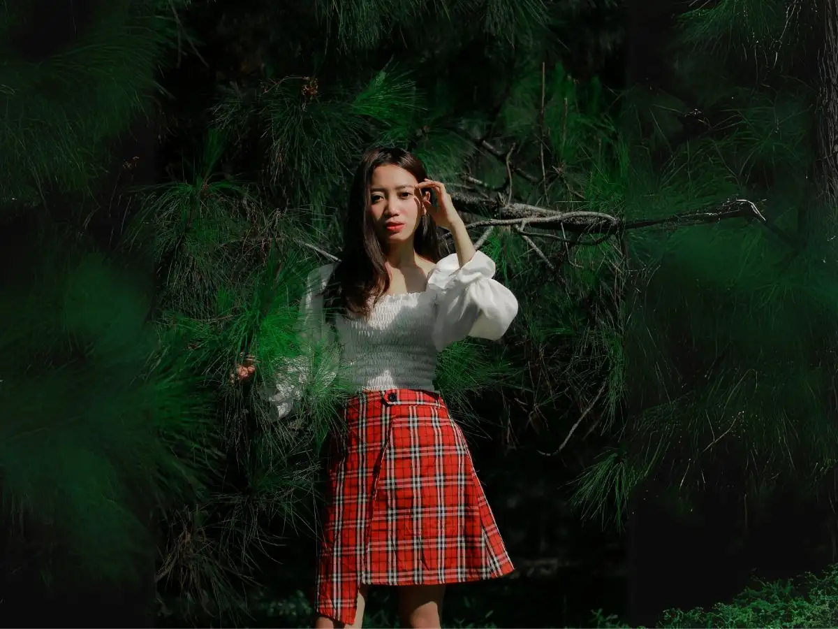 Người dáng chuẩn thường có nhiều cách lên outfit với chân váy caro khác nhau