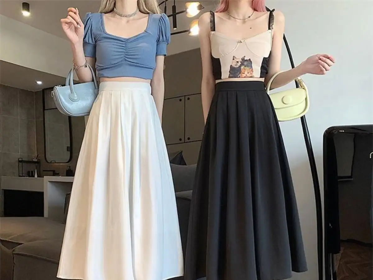 Chân váy dài vintage và áo croptop là vũ khí bí mật cho bạn nếu muốn khoe vòng eo thon gọn
