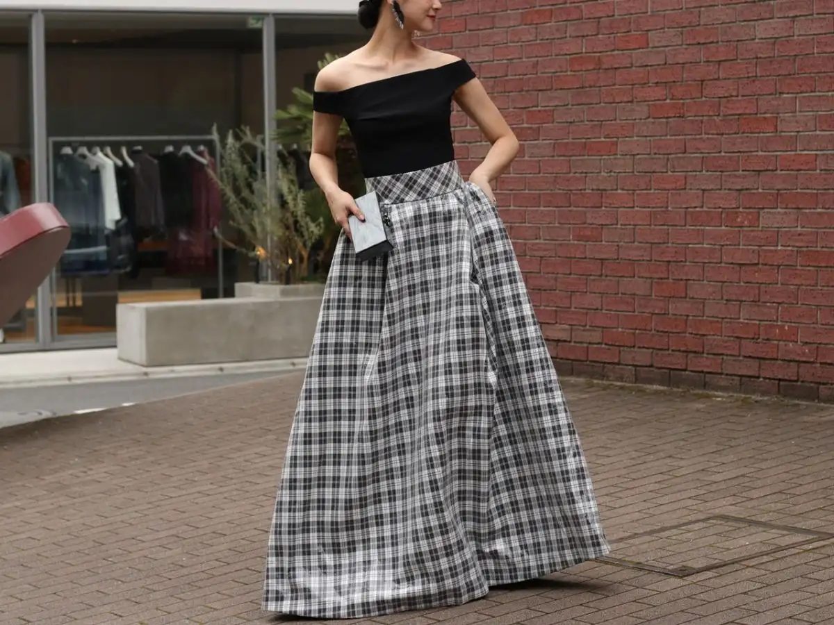Hãy kết hợp chân váy dài vintage với áo trễ vai hoặc smocked top tạo nên phong cách Bohemian