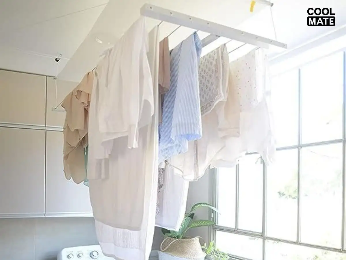 Phơi đồ lý tưởng ở ban công có mái che và cần lộn trái, vắt ngang
