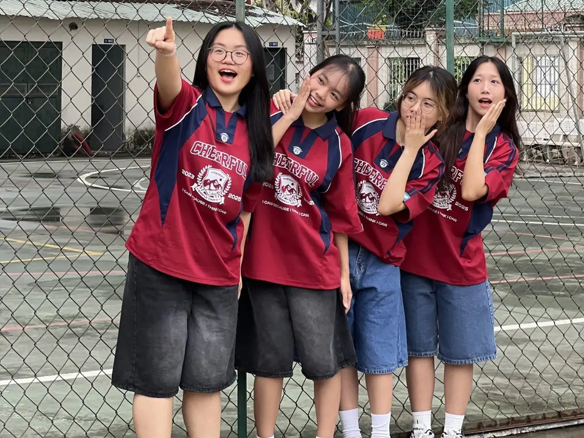 Áo đồng phục oversize trẻ trung