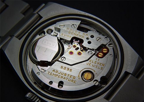 bộ máy quartz của đồng hồ đeo tay là gì