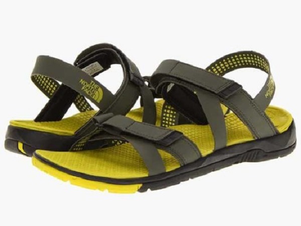 Với thiết kế vàng đen nổi bật đây chắc hẳn là mẫu sandals được lòng hầu hết các quý ông