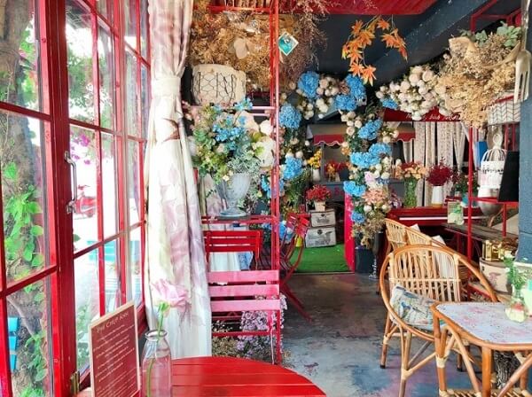 Bonjour Cafe tựa như khu vườn cổ tích với hàng trăm loài hoa 