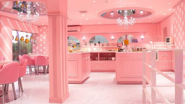Tiệm trà được decor hoàn toàn bằng màu hồng dễ thương, ngọt ngào