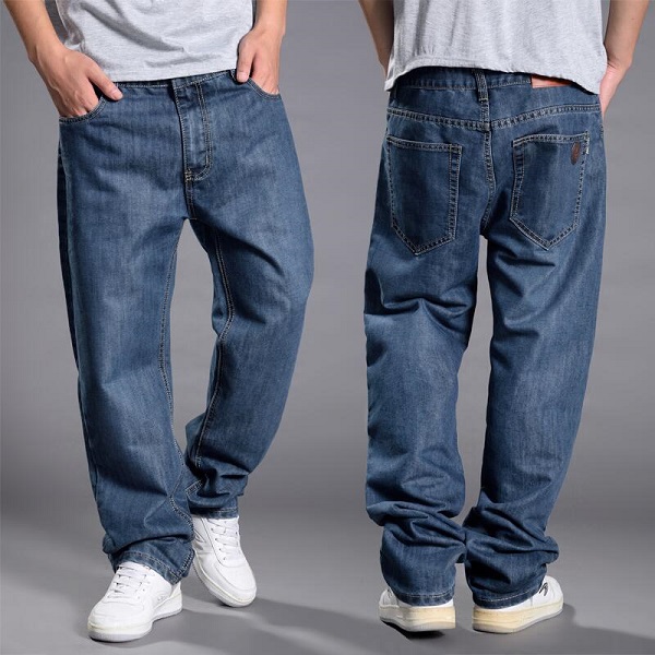 Với thiết kế rộng rãi dad jeans giúp cho các chàng trai dễ dàng che đi khuyết điểm vùng chân