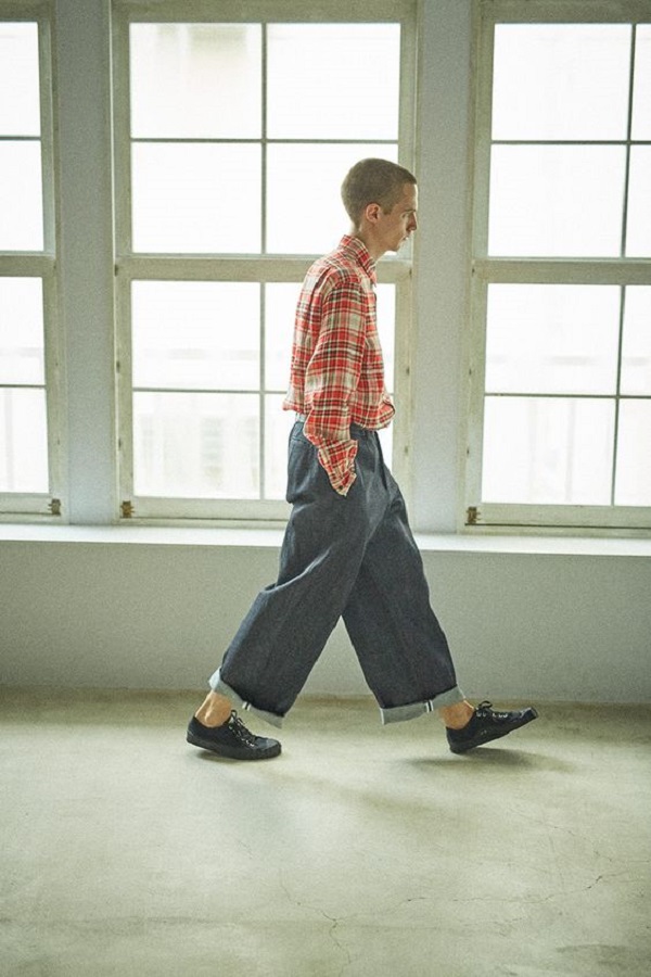 Chiếc quần dad jeans với phần ống cực rộng sẽ tạo nên một phong cách mới lạ dành cho chàng trai ưa thích sự khác biệt