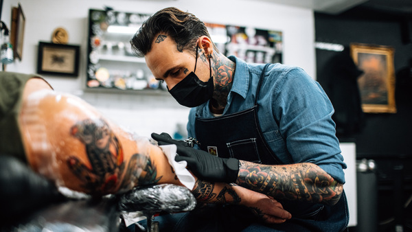 Những người có chuyên môn và thực hiện xăm hình lên người chính là các Tattoo Artist