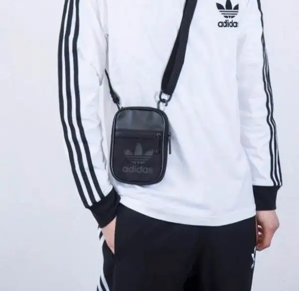 Túi đeo chéo màu đen đến từ Adidas 