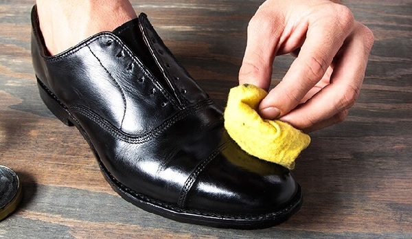 Lau trước phần mũi giày xem có ảnh hưởng chất liệu không?