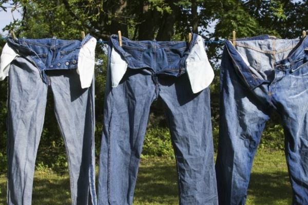 cách giặt áo khoác jean không bị phai màu