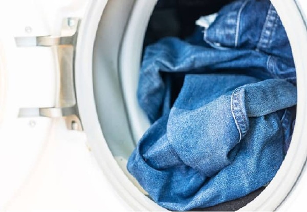 cách giặt áo khoác jean không bị phai màu