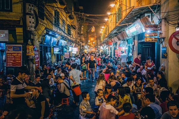 Nếu như Sài Gòn có thành phố Bùi Viện hoa lệ thì Hà Nội lại có phố bia Tạ Hiện