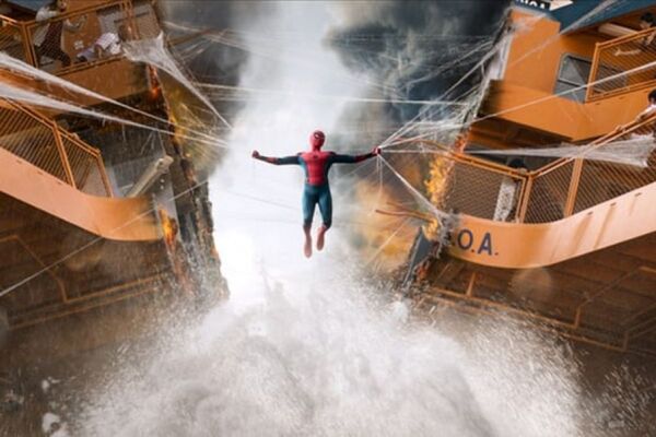 Peter nỗ lực vá con tàu bằng tơ nhện nhưng không thành