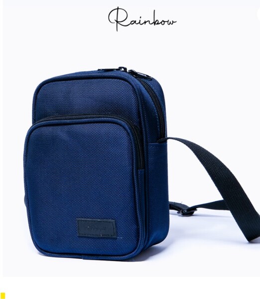 Túi đeo chéo màu xanh dương giúp bạn nổi bật hơn