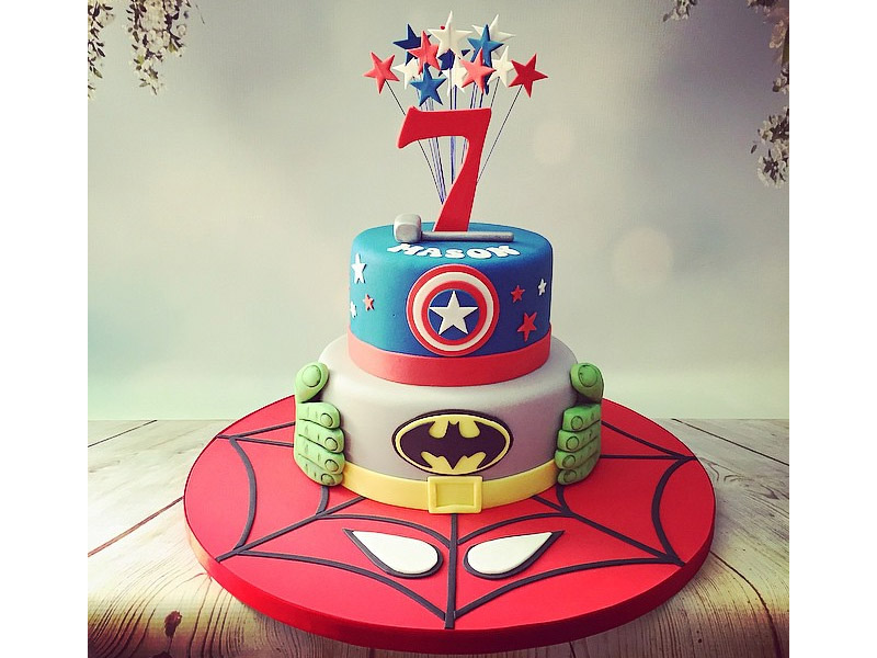 Bánh sinh nhật cho bé trai 7 tuổi theo các nhân vật siêu anh hùng