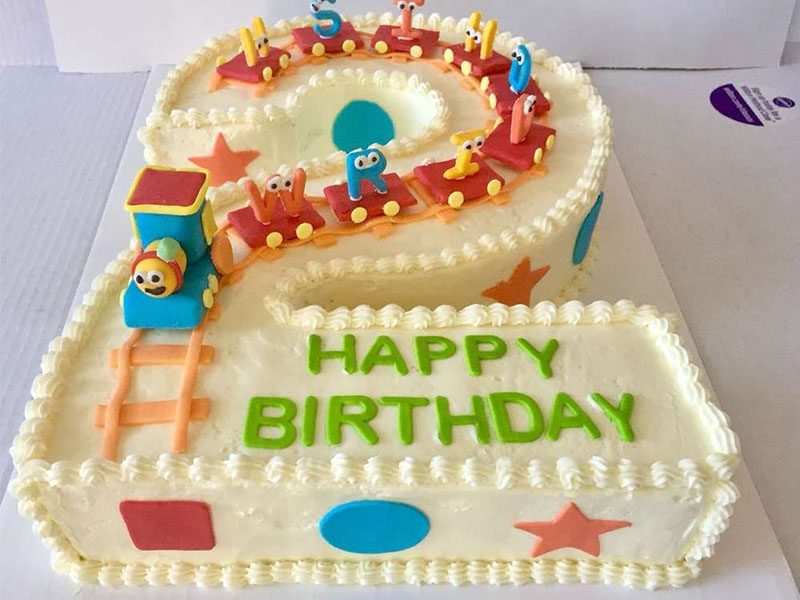 Bánh kem hình số 2 chúc mừng sinh nhật cho bé trai