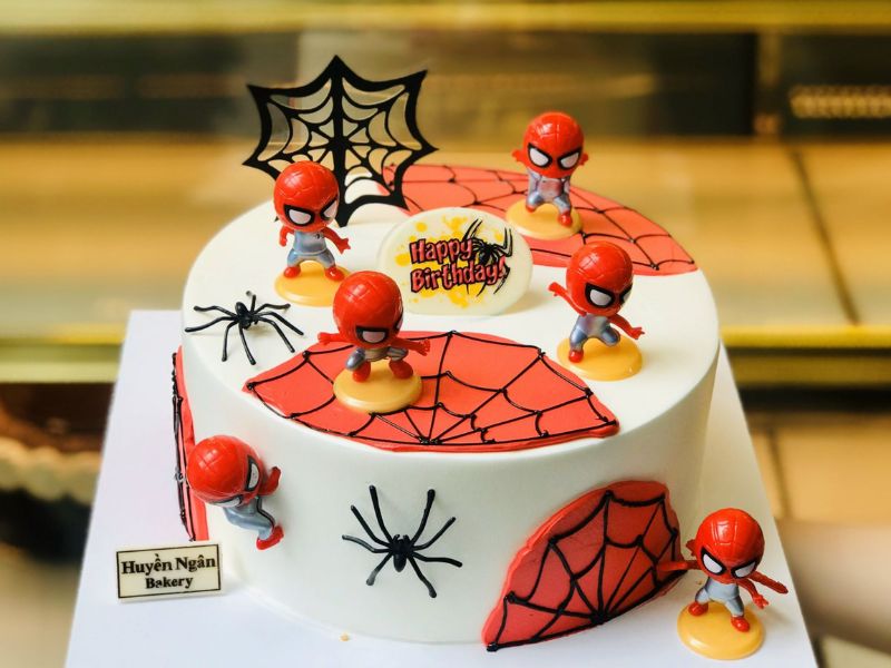 bánh sinh nhật cho bé trai hình người nhện 