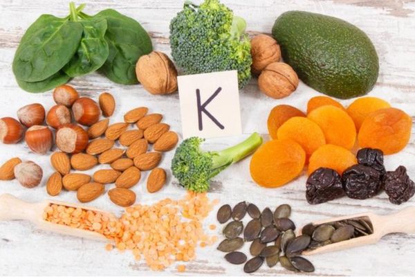 Bổ sung các thực phẩm giàu vitamin K để hickey mờ nhanh hơn