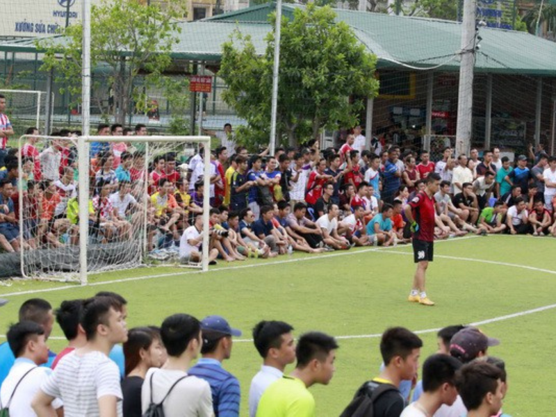 Những âm thanh hò hét, cổ vũ hay cả vỡ òa khi có bàn thắng cũng đều là một nét đặc trưng không đâu có được tại bóng đá phủi