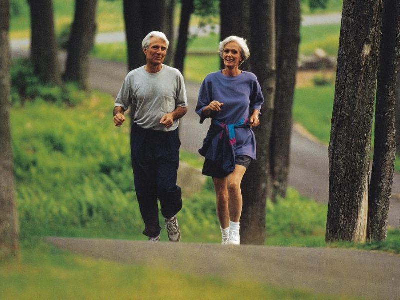 người có tuổi có nên chạy bộ không 