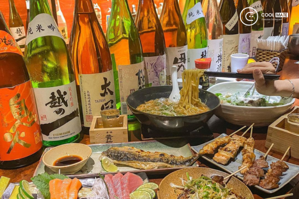 Nhà hàng Nhật Hà Nội Mangetsu là nhà hàng phong cách quán nhậu, với đa dạng các loại rượu ngon