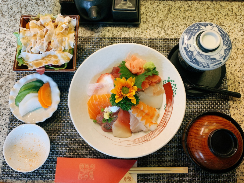 Nơi đây mang đến những món ăn truyền thống của Nhật Bản như sushi, tempura, sashimi, cá nướng,...