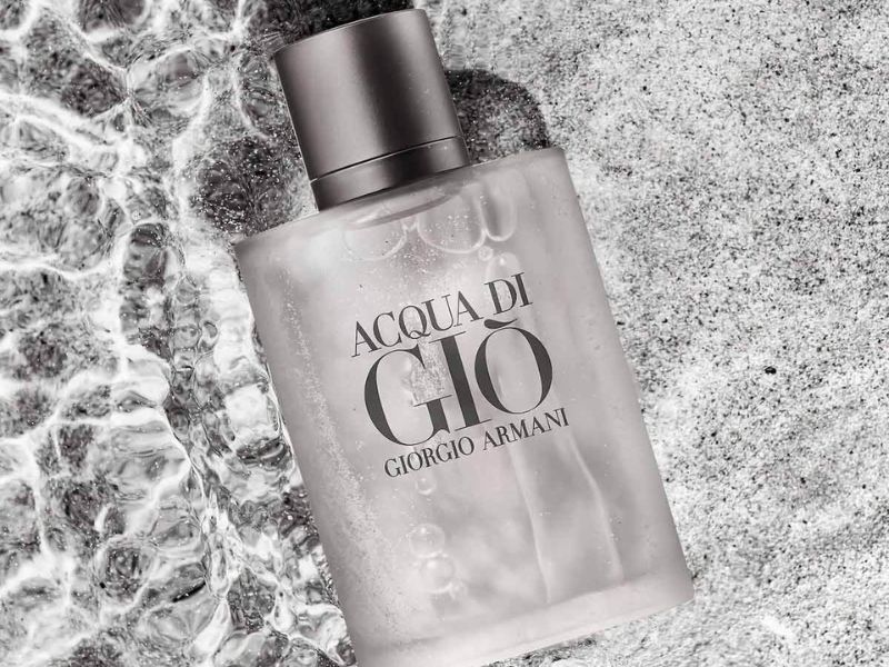 Top nước hoa nam Acqua Di Gio Pour Homme làm cho người sử dụng cảm thấy được hương vị tươi mát của vùng biển hiện diện trong hương thơm