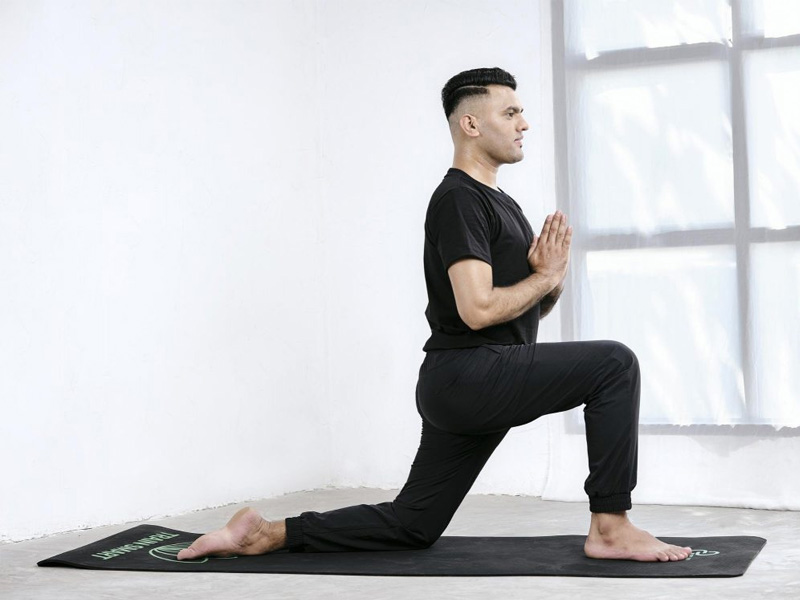 Bài tập tư thế trăng lưỡi liềm - Anjaneyasana