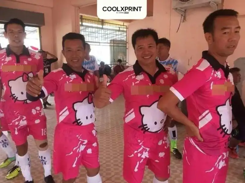 Quần áo đá banh Hello Kitty và đồng đội