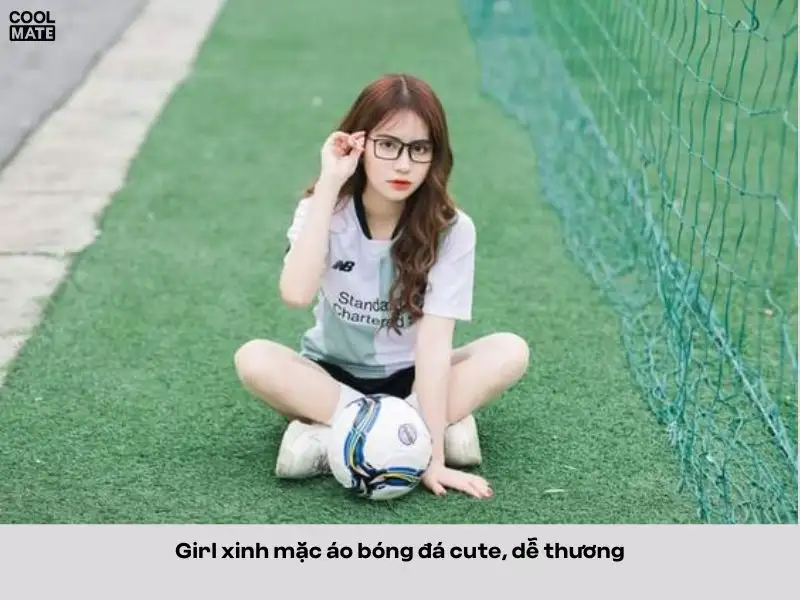 Các bạn nữ mặc áo đá bóng cute, dễ thương