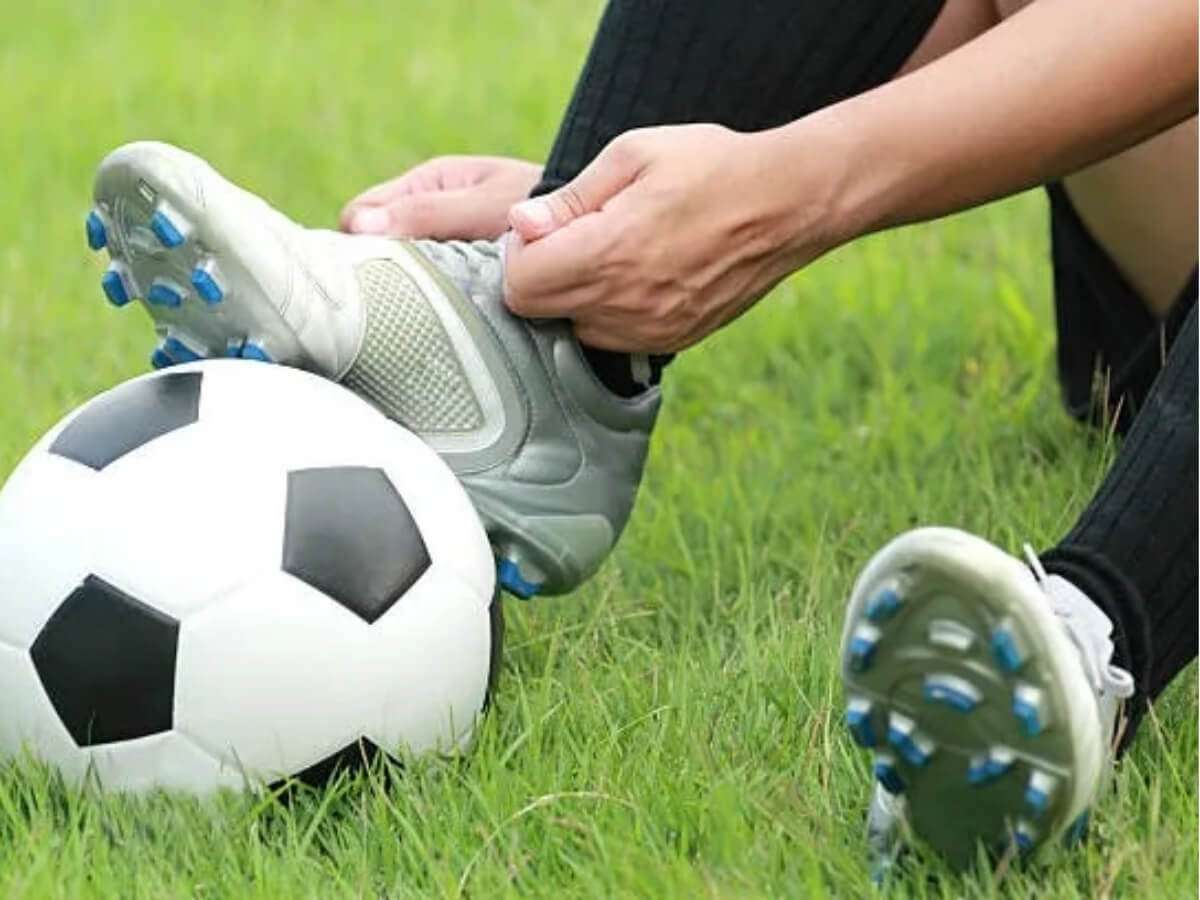 làm quen giày mới trước khi đá bóng để êm chân