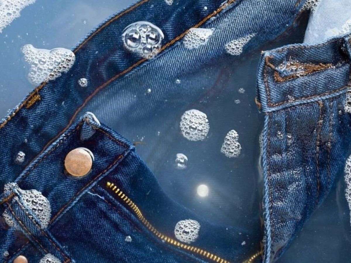 Hãy lộn ngược lại quần Jeans trước khi giặt chúng