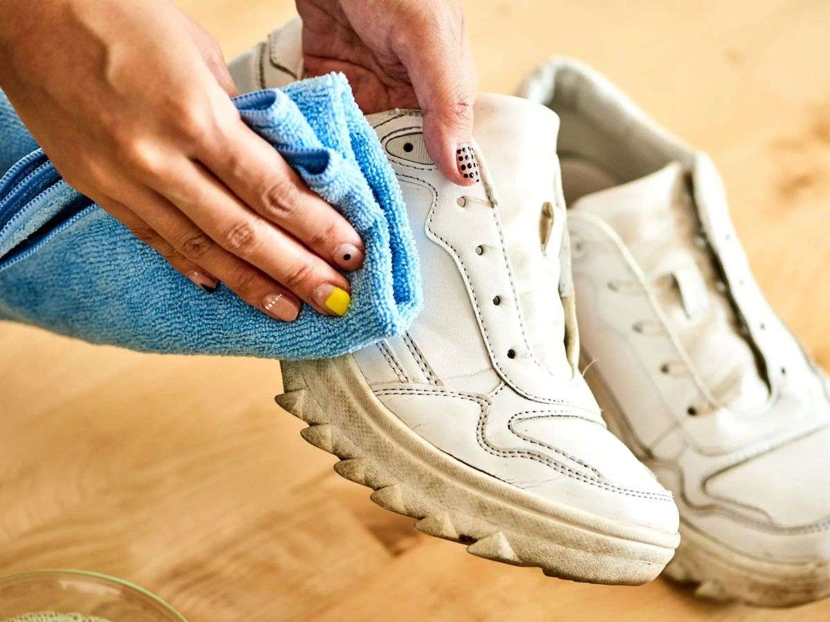 Cách bảo quản giày trên sân bền bỉ theo năm tháng