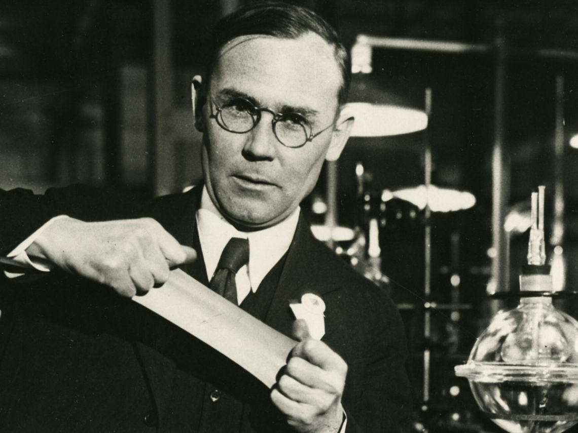 nhà hóa học Wallace Carothers phát minh ra Nylon