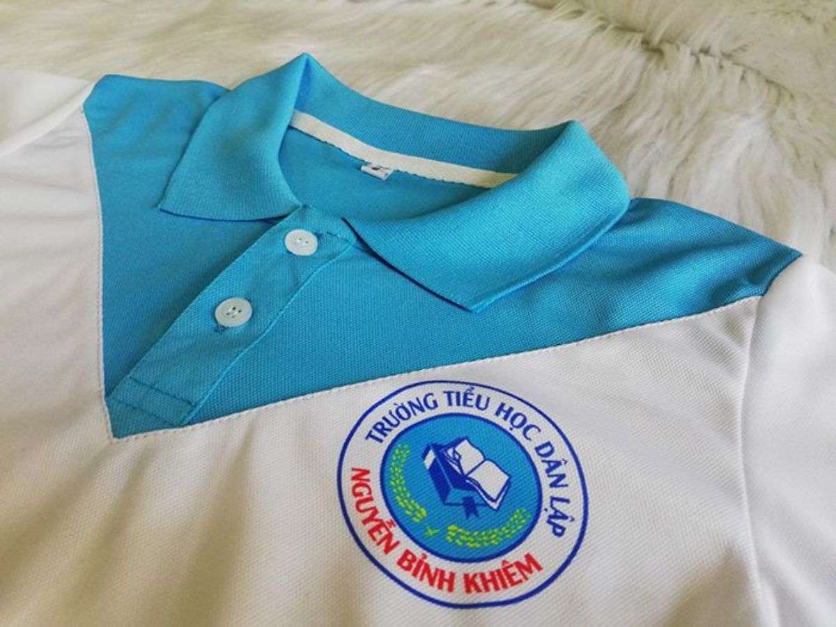 Logo trường học in hoặc thêu trên đồng phục học sinh phải rất nổi bật