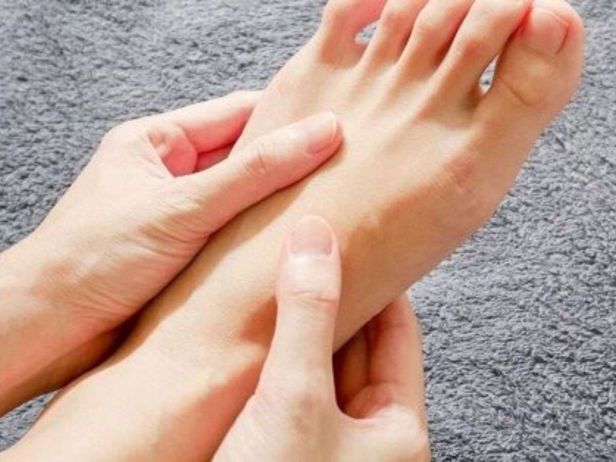 Chân bè là tình trạng chiều ngang của bàn chân lớn hơn so với chiều dài